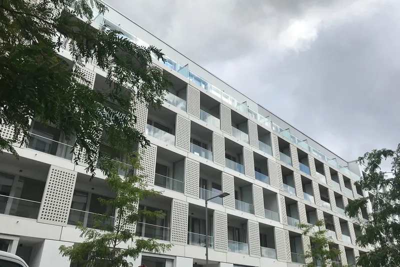 Berlin HbF, Europa-City, neuwertige lichtdurchflutete 3-Zimmer-Wohnung mit 2 Balkonen, 4. OG, EBK — photo 1